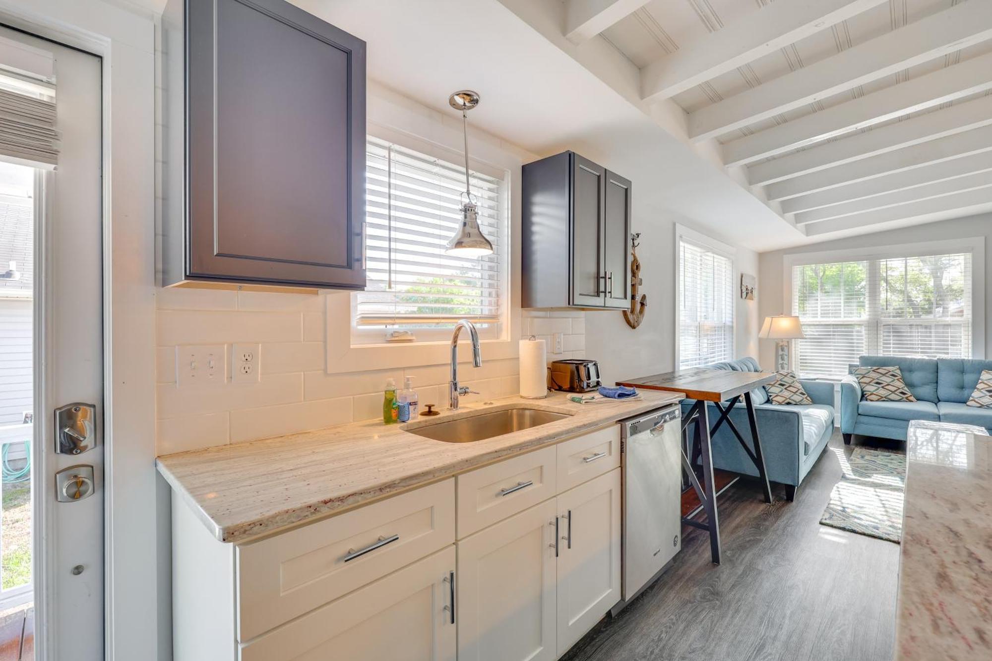 Modern Oak Island Escape 1 Mile To Long Beach! Exterior photo