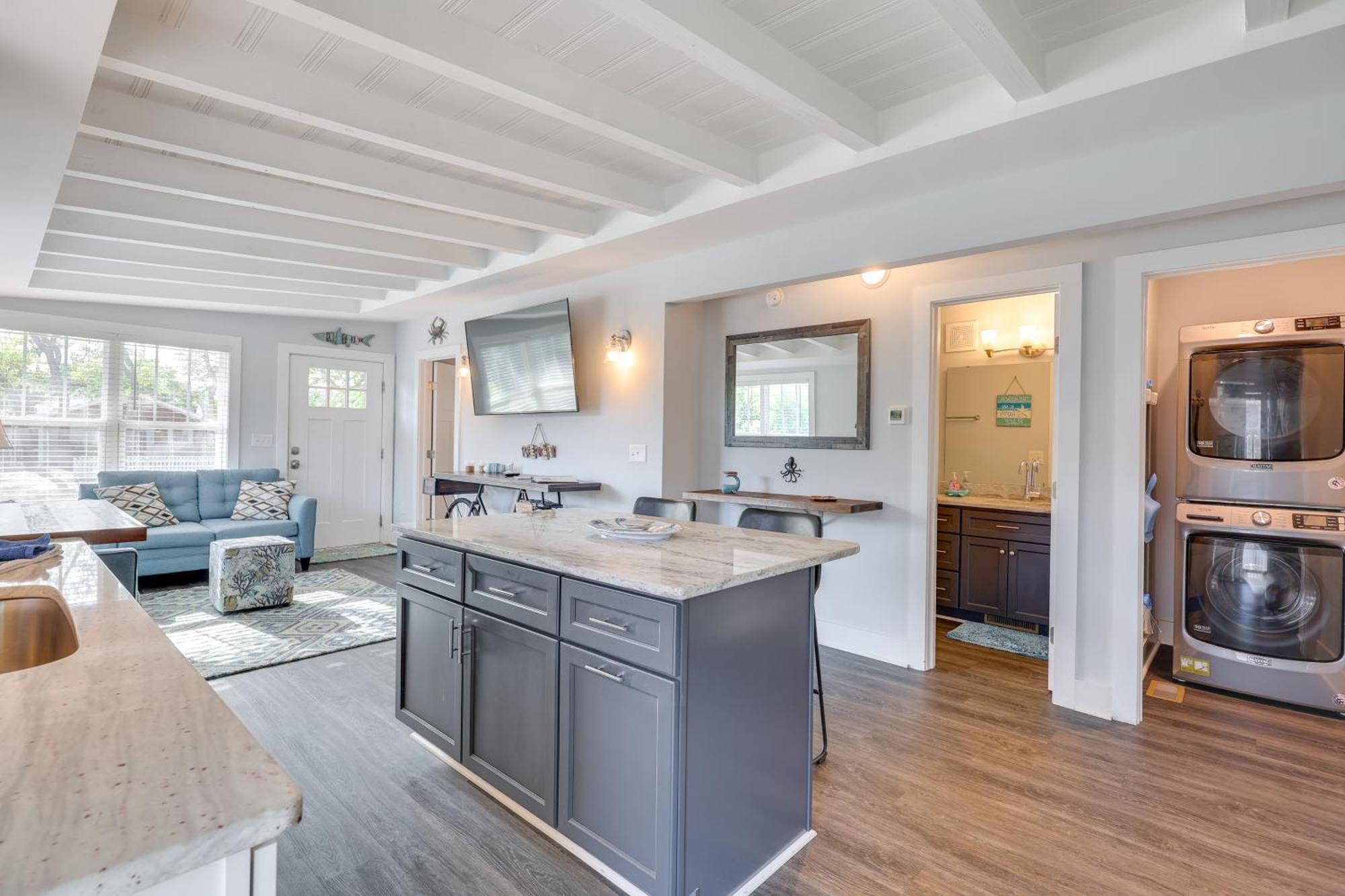 Modern Oak Island Escape 1 Mile To Long Beach! Exterior photo